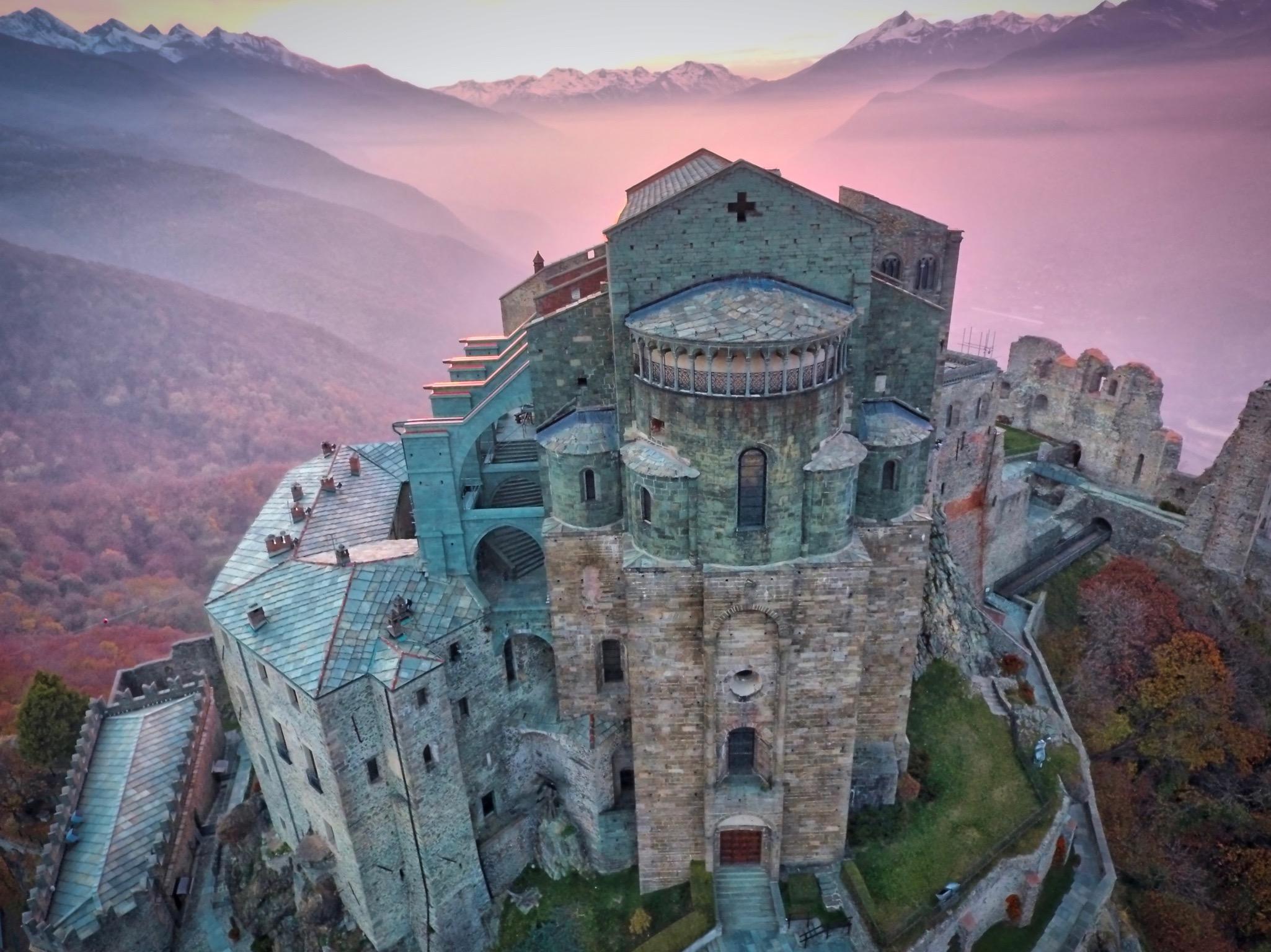 Dal portale dello zodiaco allo scalone dei morti: l’abbazia benedettina della Sacra di San Michele